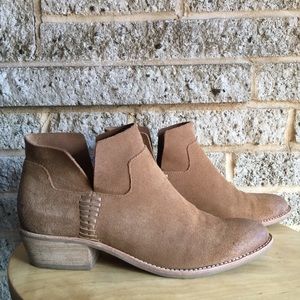 Barely worn Dolce Vita short suede bootie, 8
